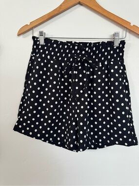 NWOT Classic Concepts Black White Polka Dot Paperbag Waist Shorts M Pockets